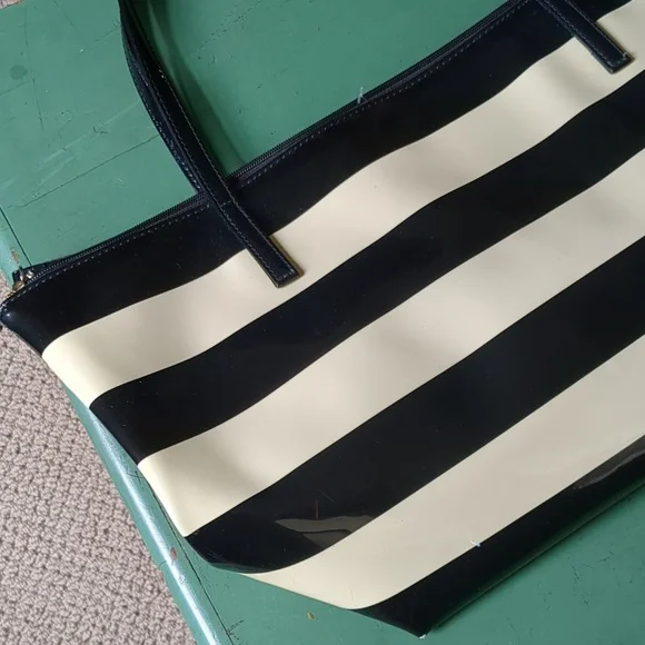 KATE SPADE BLACK & BEIGE PATENT LEATHER BAG - Picture 9 of 16